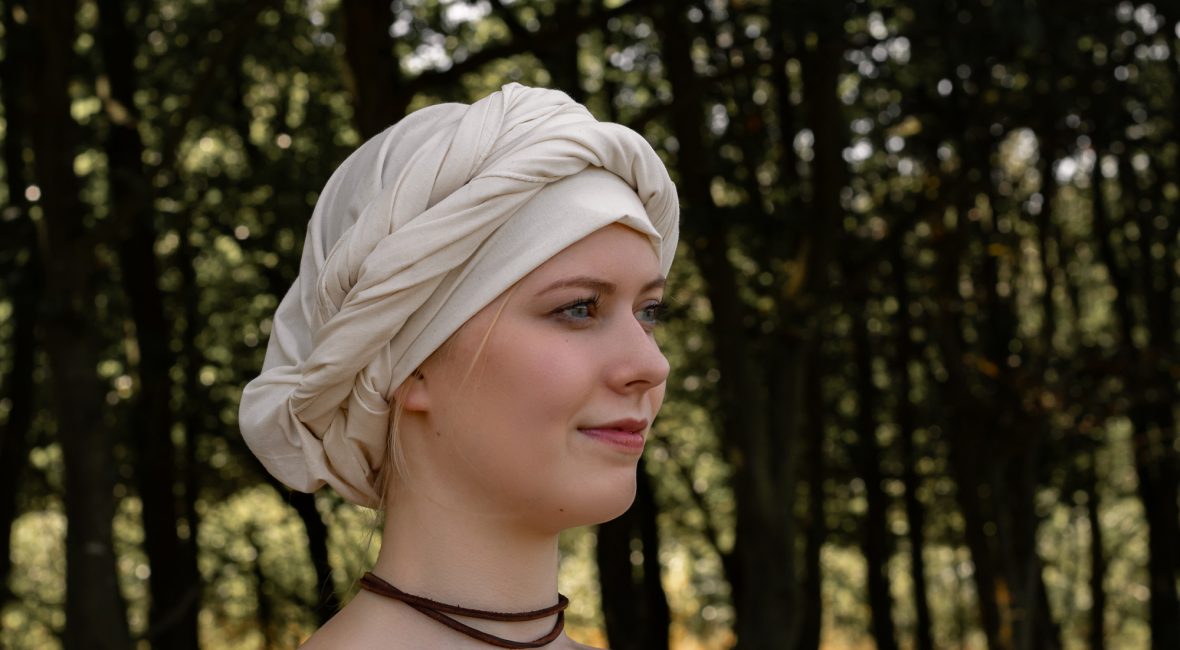 Kopfbedeckung im Mittelalter: So bindest Du ein Kopftuch
